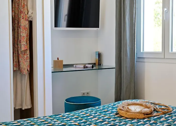 Des Iles LʼÎle-Rousse